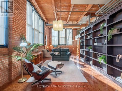 204 - 543 TIMOTHY STREET  Newmarket, ON L3Y 1R1