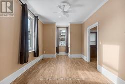 Great Livingroom with high ceilings - 
