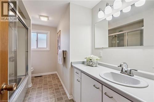 871 Francis Road, Burlington, ON - Indoor Photo Showing Bathroom
