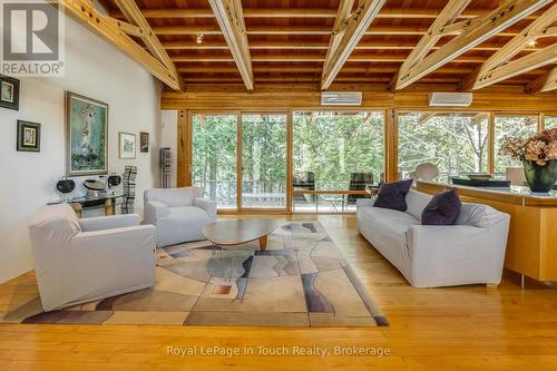 130 Melissa Lane, Tiny, ON - Indoor Photo Showing Living Room