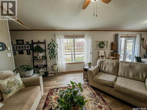 107 May Street, Neudorf, SK - Indoor Photo Showing Living Room