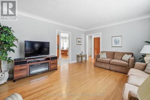 39 Appleford Street, Ottawa, ON - Indoor Photo Showing Living Room