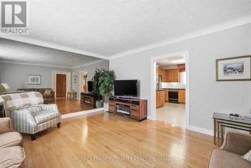 39 Appleford Street, Ottawa, ON - Indoor Photo Showing Living Room