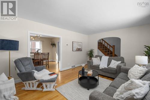 33 Pinehill Road, Dartmouth, NS - Indoor Photo Showing Living Room