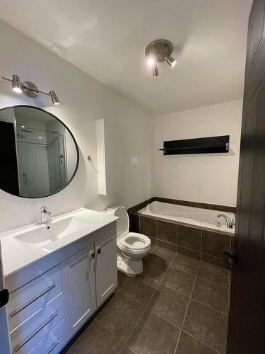 Salle de bains - 2-6785 Av. Raoul, Longueuil (Saint-Hubert), QC 