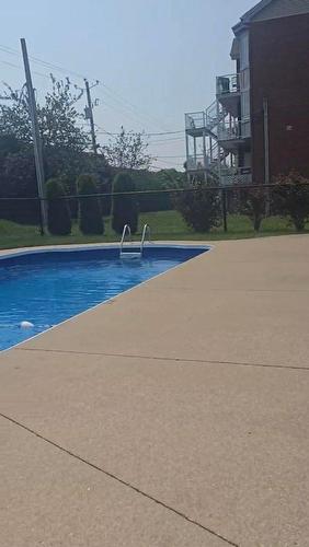 Piscine - 2-6785 Av. Raoul, Longueuil (Saint-Hubert), QC 