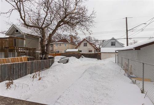 701 Valour Rd, Winnipeg, MB 