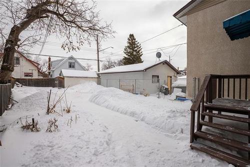 701 Valour Rd, Winnipeg, MB 