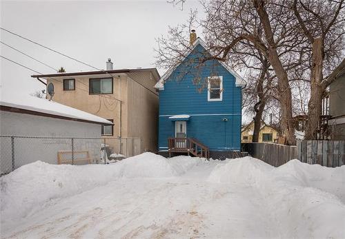 701 Valour Rd, Winnipeg, MB 