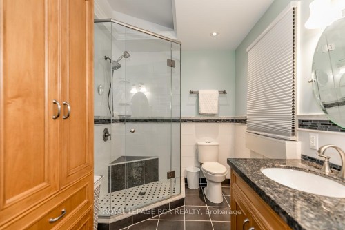 16365 Bathurst Street, Newmarket, ON - Indoor Photo Showing Bathroom