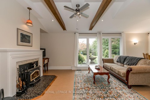 16365 Bathurst Street, Newmarket, ON - Indoor Photo Showing Living Room With Fireplace