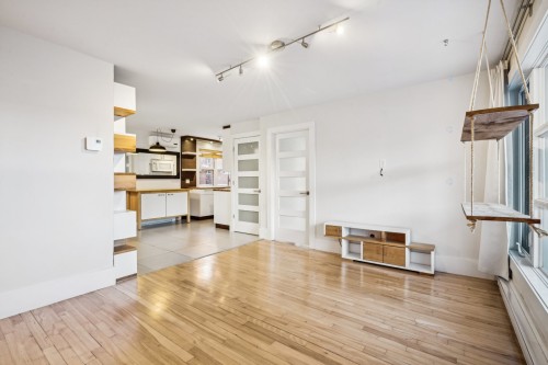 Salon - 2-5141 Boul. St-Michel, Montréal (Rosemont/La Petite-Patrie), QC - Indoor