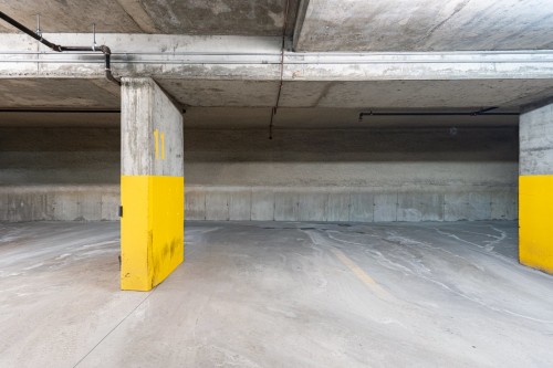 Garage - 405-2020 100E Avenue, Laval (Chomedey), QC - Indoor Photo Showing Garage