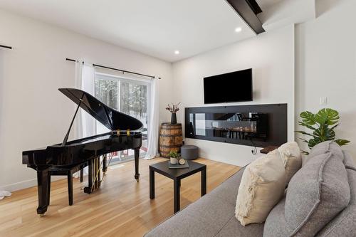 Salon - 68 Ch. Réthier, Val-Des-Monts, QC - Indoor Photo Showing Living Room With Fireplace