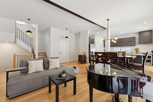 Salon - 68 Ch. Réthier, Val-Des-Monts, QC - Indoor