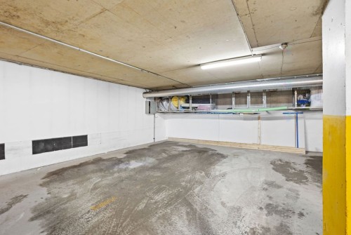 Garage - 506-4460 Ch. Des Cageux, Laval (Chomedey), QC - Indoor Photo Showing Garage