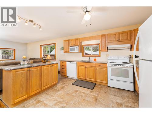 7470 3 Highway, Kitchener, BC - Indoor Photo Showing Kitchen