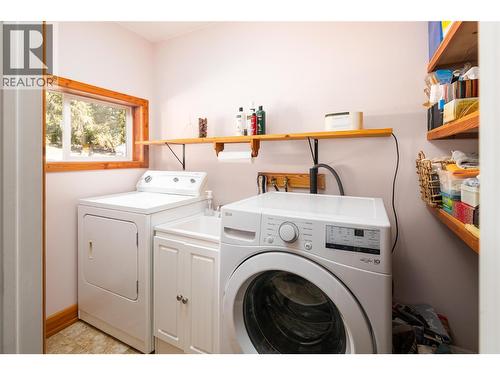 7470 3 Highway, Kitchener, BC - Indoor Photo Showing Laundry Room