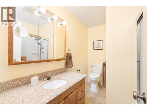 7470 3 Highway, Kitchener, BC - Indoor Photo Showing Bathroom