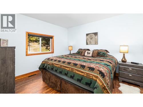 7470 3 Highway, Kitchener, BC - Indoor Photo Showing Bedroom