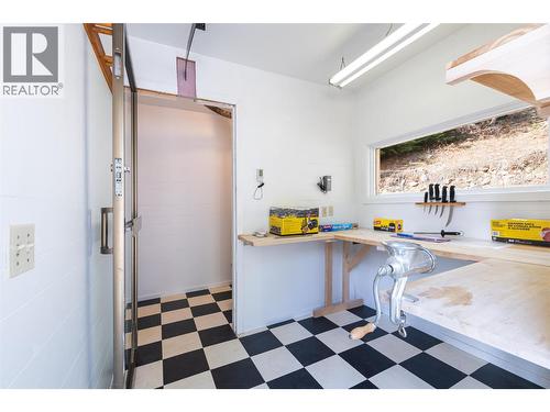 7470 3 Highway, Kitchener, BC - Indoor Photo Showing Other Room