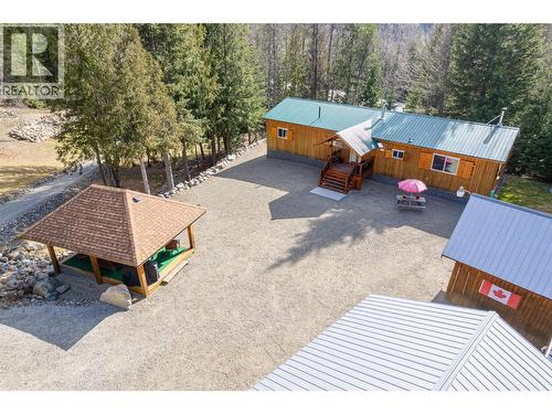 7470 3 Highway, Kitchener, BC - Outdoor With Deck Patio Veranda