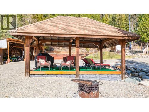 7470 3 Highway, Kitchener, BC - Outdoor