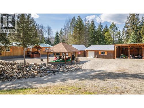 7470 3 Highway, Kitchener, BC - Outdoor