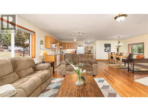7470 3 Highway, Kitchener, BC - Indoor Photo Showing Living Room