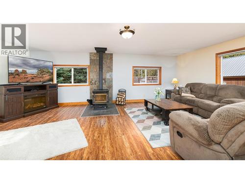 7470 3 Highway, Kitchener, BC - Indoor Photo Showing Living Room With Fireplace