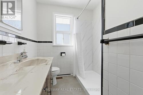 Main level Bathroom - 163 Floradale Drive, Mississauga, ON - Indoor Photo Showing Bathroom