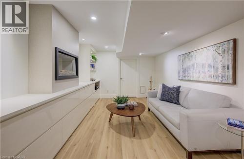 38 Academy Crescent, Waterloo, ON - Indoor Photo Showing Living Room