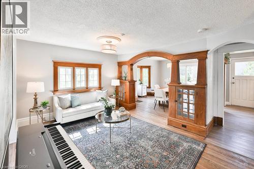 44 Mississauga Road N, Mississauga, ON - Indoor Photo Showing Living Room