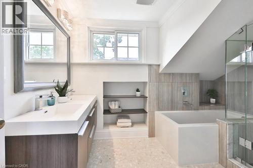 44 Mississauga Road N, Mississauga, ON - Indoor Photo Showing Bathroom