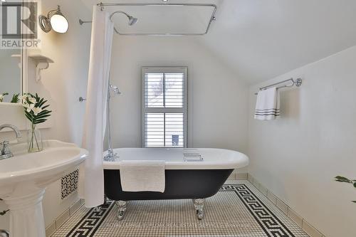 455 Nelson Avenue, Burlington, ON - Indoor Photo Showing Bathroom