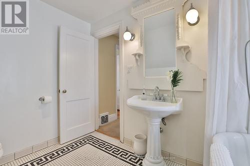 455 Nelson Avenue, Burlington, ON - Indoor Photo Showing Bathroom