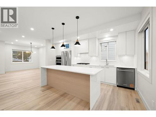 3 3881 HURST STREET  Burnaby, BC V5J 1M4