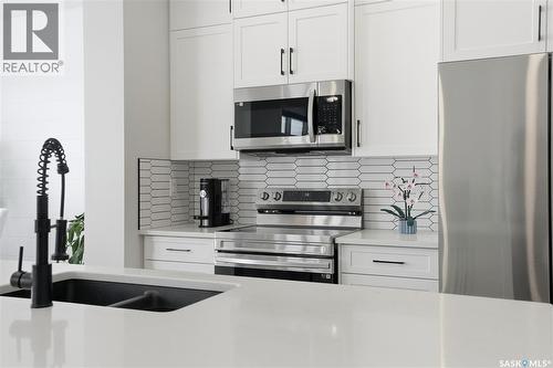 186 Mazurek Crescent, Saskatoon, SK - Indoor Photo Showing Kitchen With Double Sink With Upgraded Kitchen