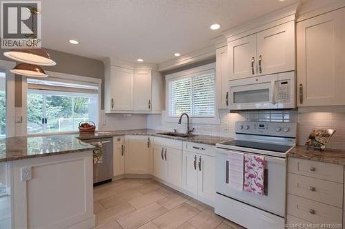 3940 Angus Drive, West Kelowna, BC - Indoor Photo Showing Kitchen