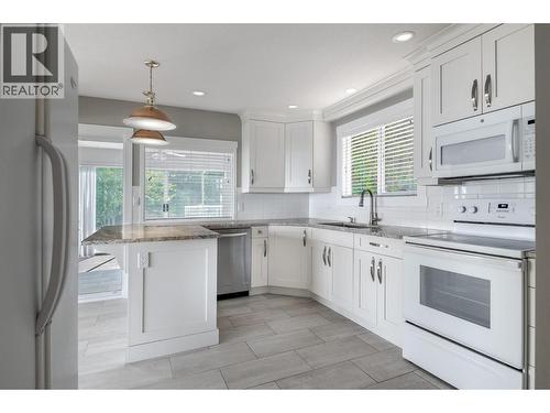 3940 Angus Drive, West Kelowna, BC - Indoor Photo Showing Kitchen