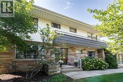 6 FREELAND Court  Hamilton, ON L8S 3R5