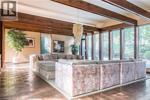 6 Freeland Court, Hamilton, ON - Indoor Photo Showing Living Room