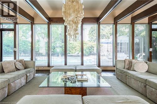 6 Freeland Court, Hamilton, ON - Indoor Photo Showing Living Room