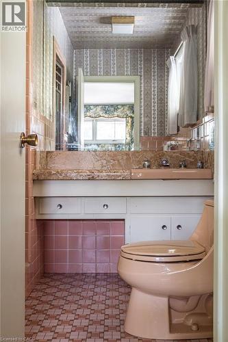 6 Freeland Court, Hamilton, ON - Indoor Photo Showing Bathroom