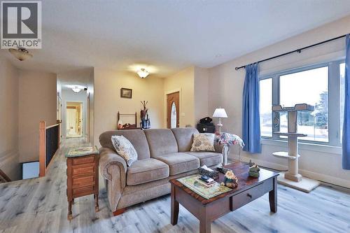 501 6 Avenue, Warner, AB - Indoor Photo Showing Living Room