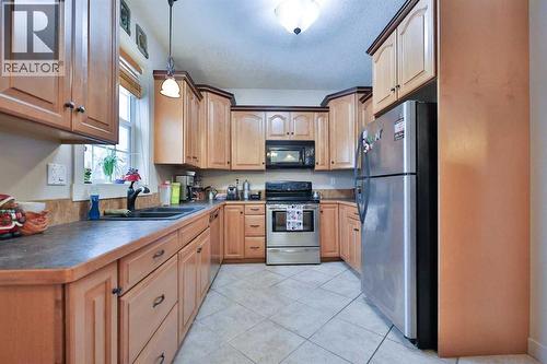 501 6 Avenue, Warner, AB - Indoor Photo Showing Kitchen With Double Sink
