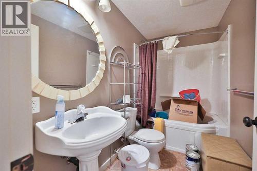 501 6 Avenue, Warner, AB - Indoor Photo Showing Bathroom