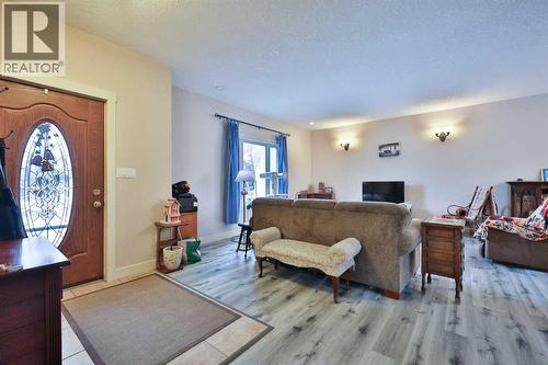 501 6 Avenue, Warner, AB - Indoor Photo Showing Living Room