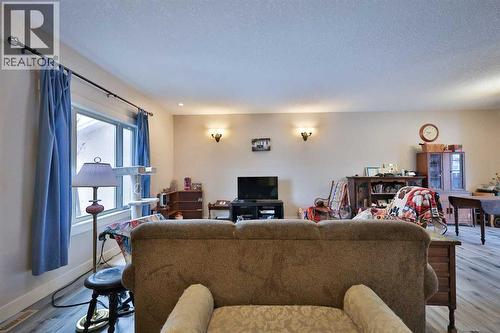 501 6 Avenue, Warner, AB - Indoor Photo Showing Living Room