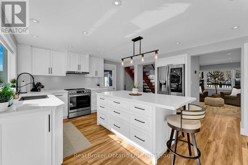 19 Hornby Court, Cambridge, ON - Indoor Photo Showing Kitchen With Upgraded Kitchen